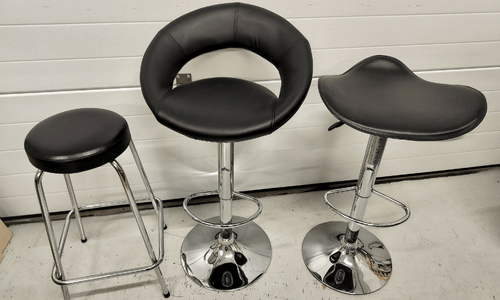 Erilaisia baarituoleja vuokrattavaksi