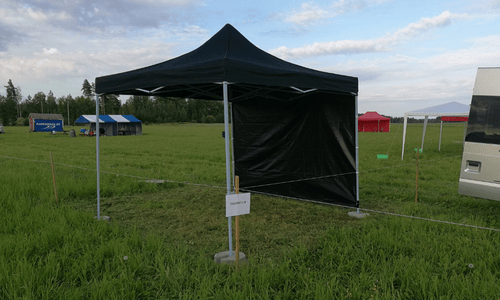 Musta pop-up teltta