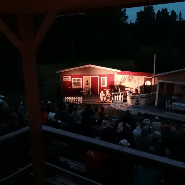 Äänentoistoa ja valaistusta teatteriin