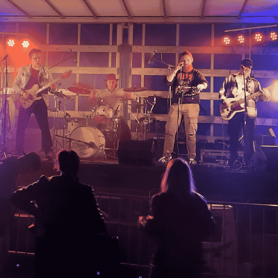 Monipuolisia tehosteita ja valaistustekniikkaa keikalla